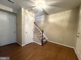 2450 Garnett Dr in Alexandria, VA - Building Photo