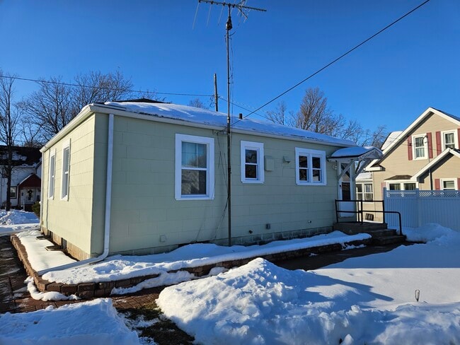 414 Adams Ave in Omro, WI - Building Photo - Building Photo