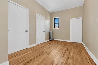 8 Cook St, Unit 3L in Brooklyn, NY - Building Photo - Building Photo