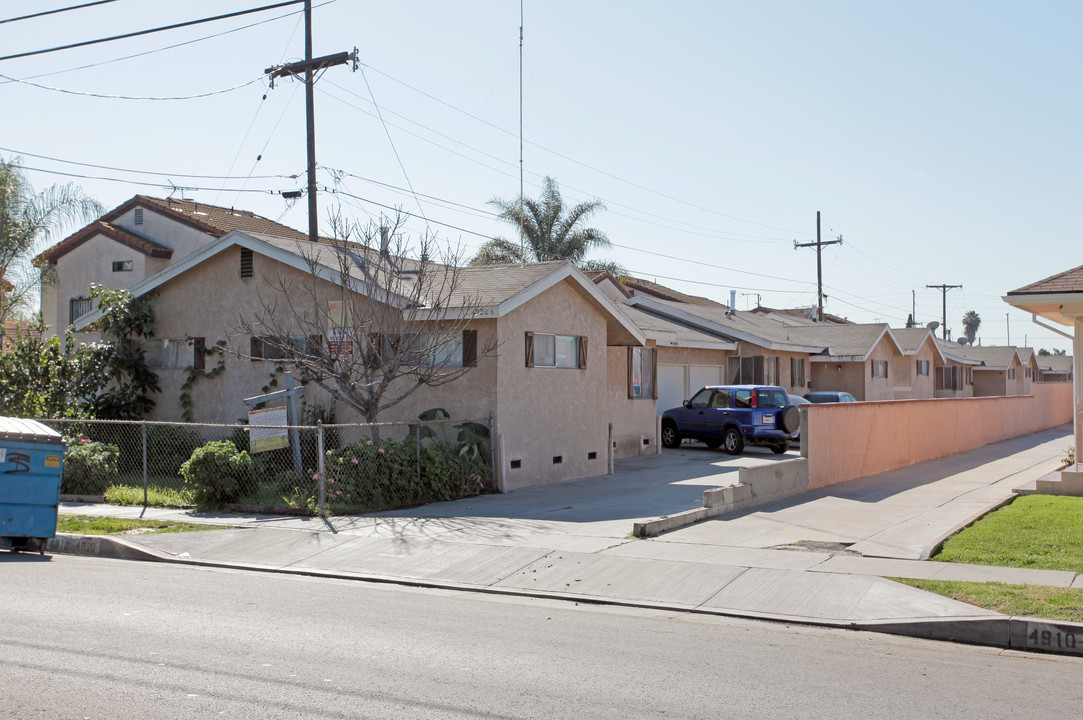 4918-4920 Live Oak St in Bell, CA - Foto de edificio