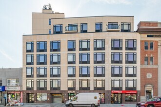 The Crown Residency At Northern in Flushing, NY - Foto de edificio - Building Photo