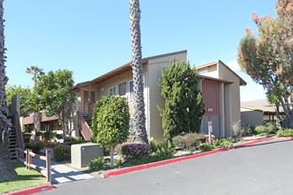 Pacific Point Apartments in Oxnard, CA - Building Photo - Building Photo