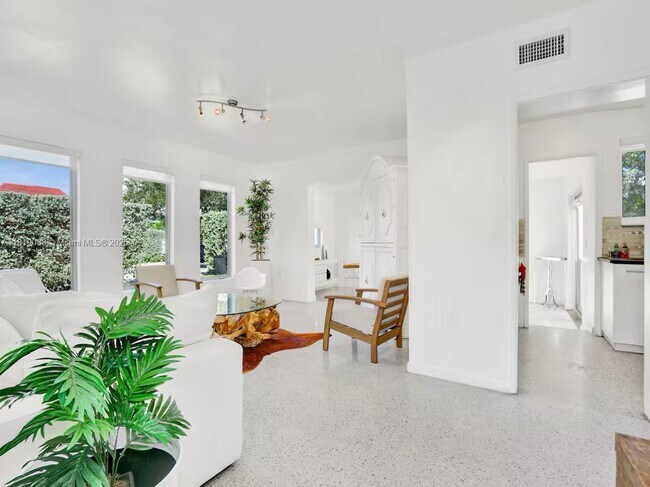7537 W Treasure Dr in North Bay Village, FL - Building Photo - Building Photo