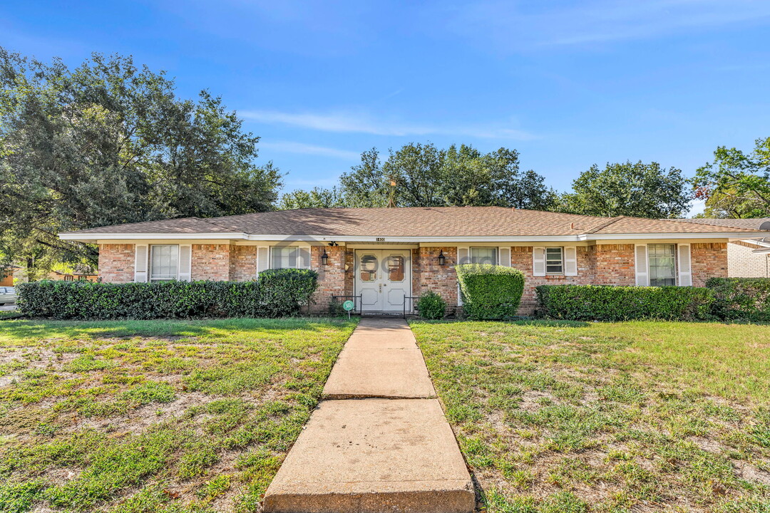 1400 Moss Rose Cir in Irving, TX - Building Photo