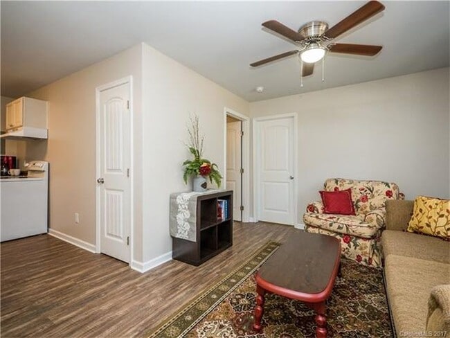 305 S Spargo St in Dallas, NC - Foto de edificio - Building Photo