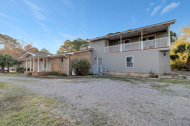 300 Wildwood St in Mary Esther, FL - Building Photo - Building Photo