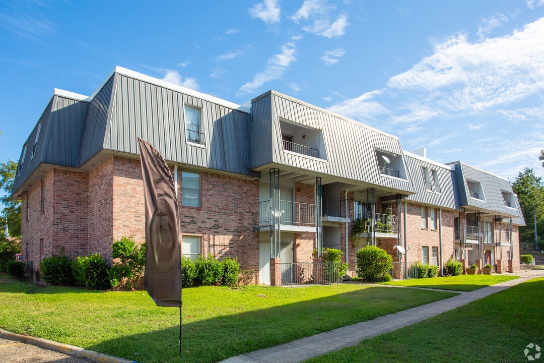 Lifestyle on Lakeshore in Shreveport, LA - Building Photo