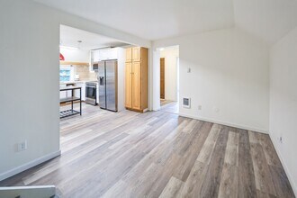 1042 S Elmgrove St in Seattle, WA - Foto de edificio - Building Photo