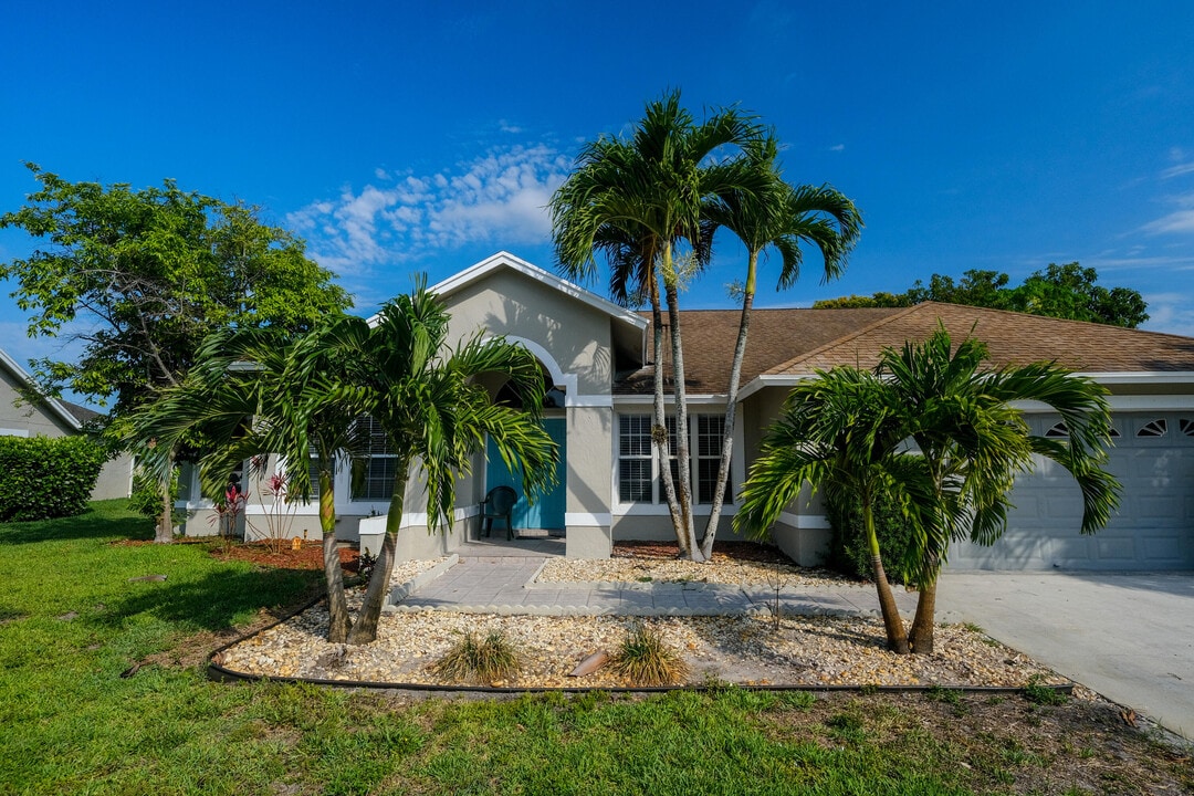 12795 Kingsway Rd in Wellington, FL - Building Photo
