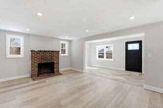 452 Montauk Hwy in East Quogue, NY - Building Photo - Building Photo