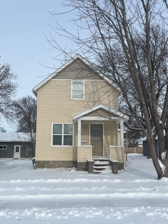 108 Elm St NW in Sleepy Eye, MN - Building Photo