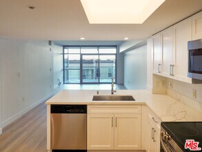 13700 Marina Pointe Dr in Los Angeles, CA - Building Photo - Building Photo