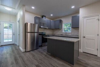 28229 2nd Ave in Daphne, AL - Foto de edificio - Building Photo