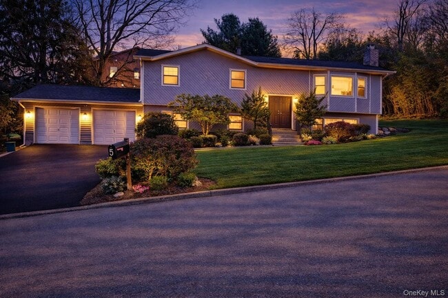 property at 5 Suzie Dr