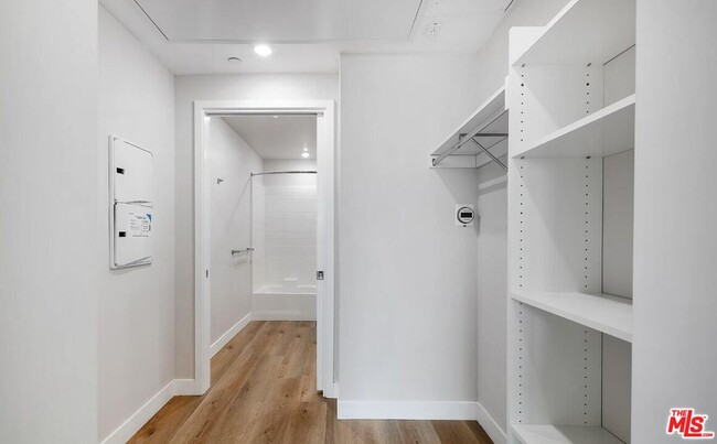 825 S Coronado St in Los Angeles, CA - Foto de edificio - Building Photo