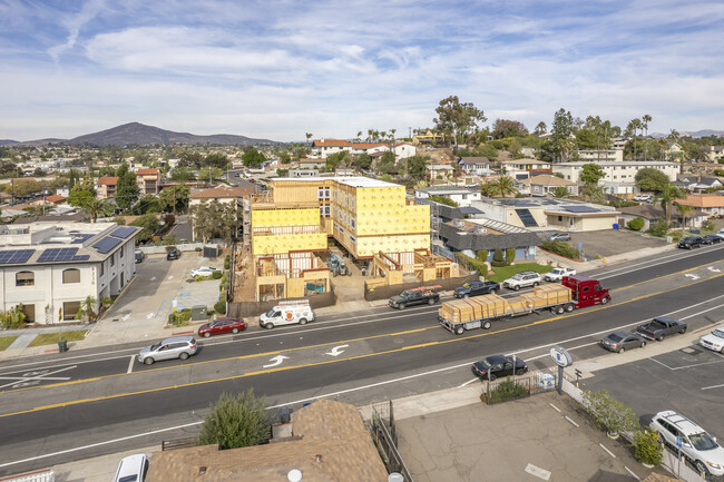 University Row House in La Mesa, CA - Foto de edificio - Building Photo