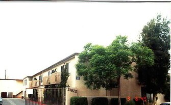 21925 Claretta Ave in Hawaiian Gardens, CA - Building Photo