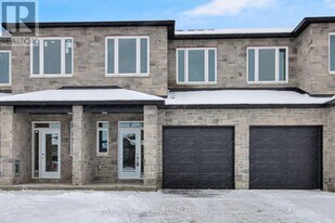 127 McPhail Rd in Carleton Place, ON - Building Photo