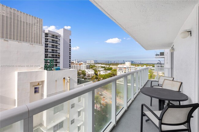 2457 Collins Ave in Miami Beach, FL - Foto de edificio - Building Photo