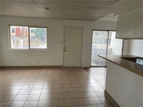 537 Calcaterra Cir in Las Vegas, NV - Building Photo - Building Photo