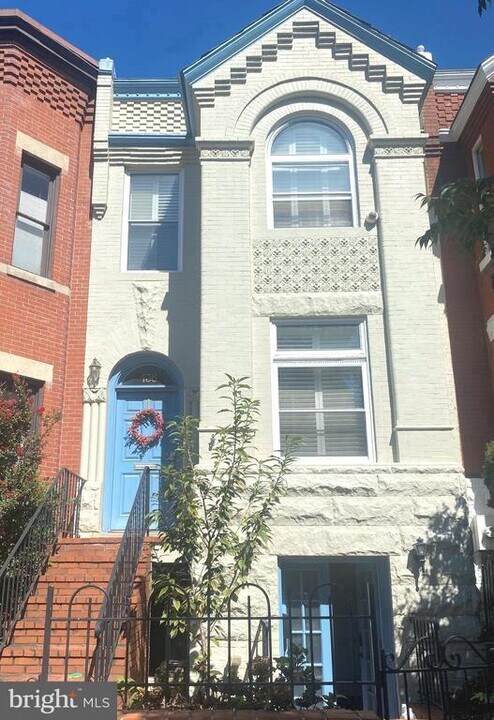 136 D St SE in Washington, DC - Building Photo