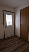 202 Hudson Ave, Unit 4 in Marshall, MN - Foto de edificio - Building Photo