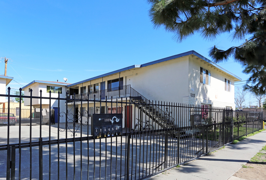 1305-1325 W Walnut St in Santa Ana, CA - Building Photo