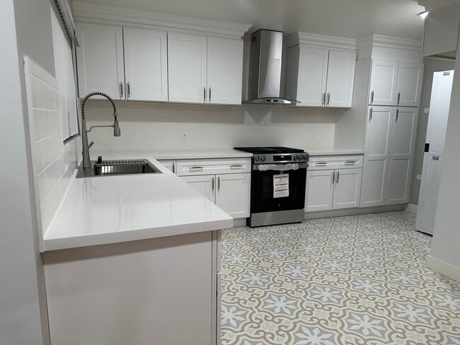 11161 Sunshine Ter in Studio City, CA - Building Photo - Building Photo