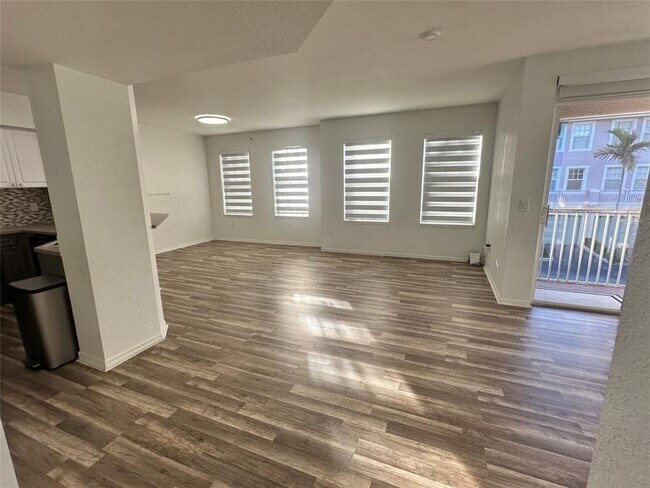 6492 W Sample Rd in Coral Springs, FL - Foto de edificio - Building Photo