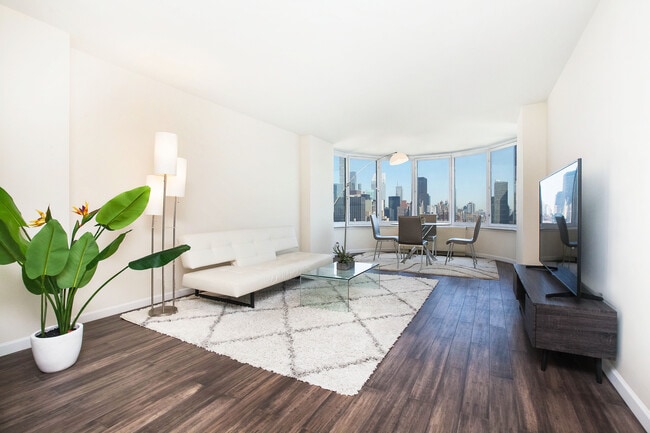 330 E 38th St, Unit 43H in New York, NY - Foto de edificio - Building Photo