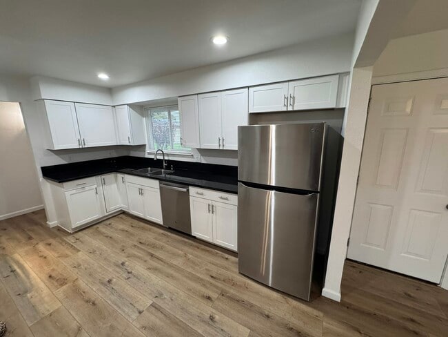 4557 N Sequoia Dr in Fresno, CA - Building Photo - Building Photo