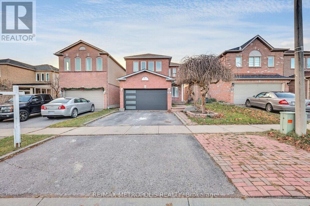 87 Knotty Pine Dr in Whitby, ON - Building Photo