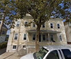 32 Dearborn St in Newport, RI - Building Photo