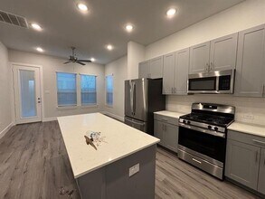 825 W Mayfield Rd in Arlington, TX - Building Photo - Building Photo