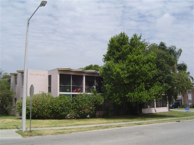 Westbridge in Clearwater, FL - Foto de edificio - Building Photo