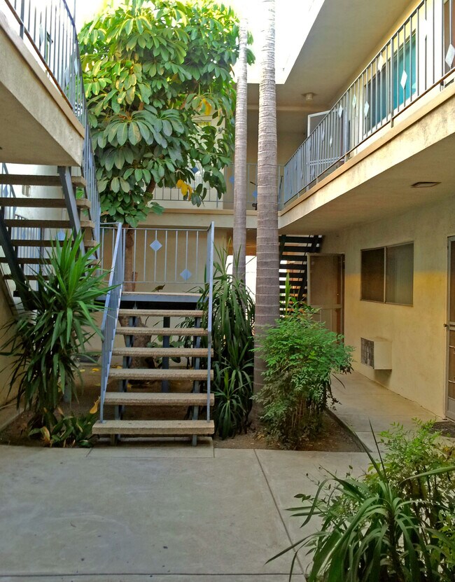 220 W Spazier Ave in Burbank, CA - Building Photo - Building Photo