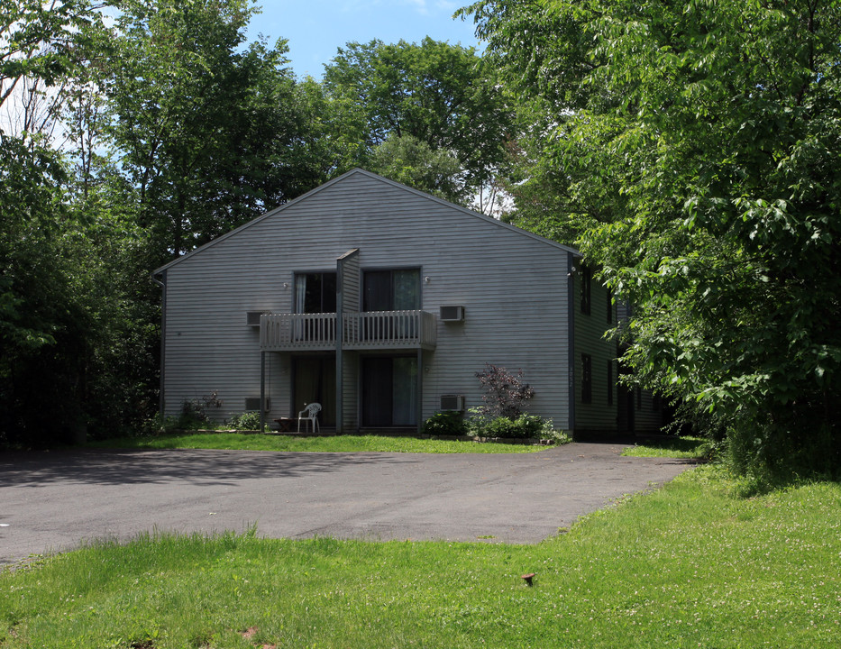 3052-3054 Amesbury Dr in Lysander, NY - Building Photo