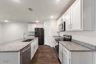 7805 Lakeside Oaks Dr in Pensacola, FL - Building Photo - Building Photo