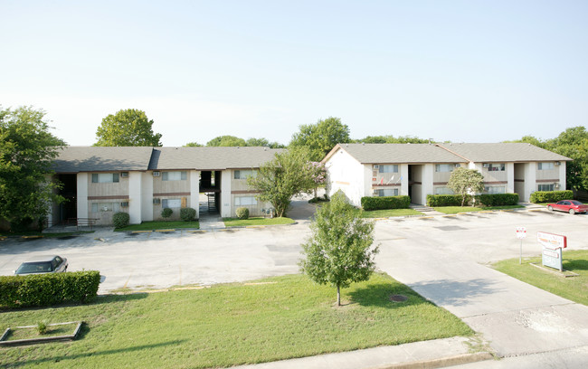 Robin's Nest Apartments in San Antonio, TX - Building Photo - Building Photo