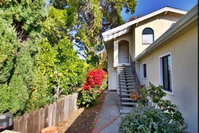 1032-1034 Paloma Ave in Burlingame, CA - Building Photo - Building Photo