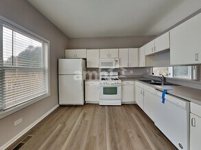 2417 Deerfield Dr in Aurora, IL - Building Photo - Building Photo