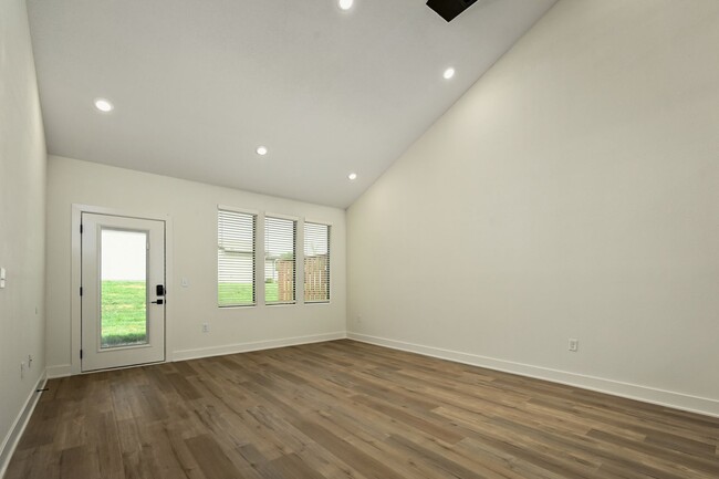 100-102 Amberwood Ct in Raymore, MO - Building Photo - Building Photo