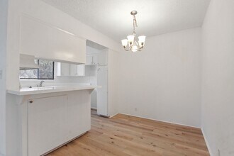 744 S Windsor Blvd, Unit 08 in Los Angeles, CA - Foto de edificio - Building Photo