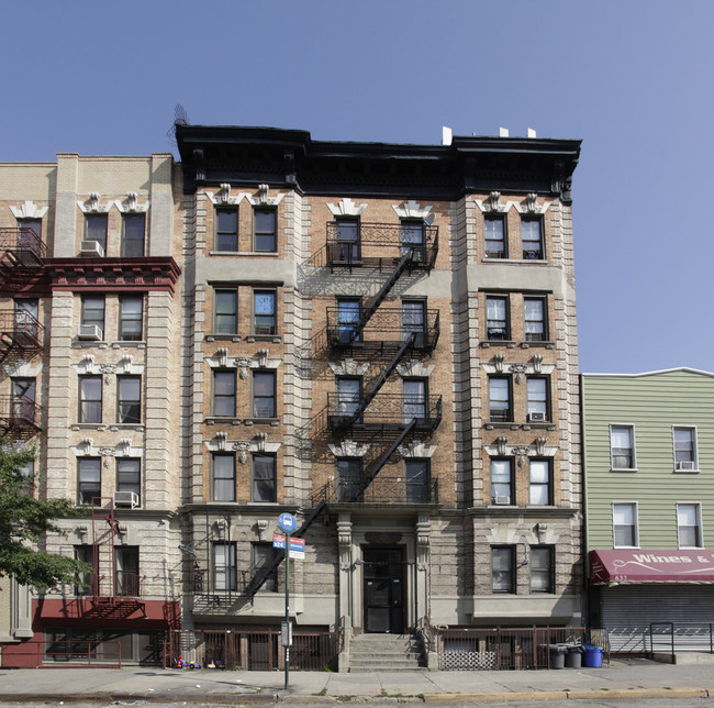 621 Metropolitan Ave in Brooklyn, NY - Foto de edificio - Building Photo