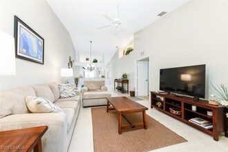 2400 Bayou Ln in Naples, FL - Foto de edificio - Building Photo