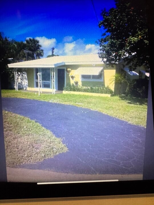 1297 NE 34th St in Oakland Park, FL - Building Photo