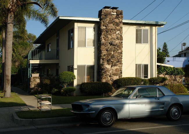 221 W Anapamu St in Santa Barbara, CA - Foto de edificio - Building Photo
