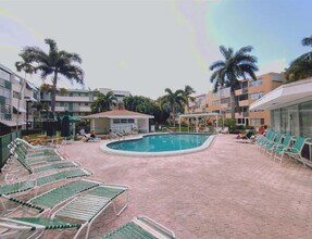 1333 E Hallandale Beach Blvd, Unit 302 Bldg April Breeze in Hallandale Beach, FL - Foto de edificio - Building Photo