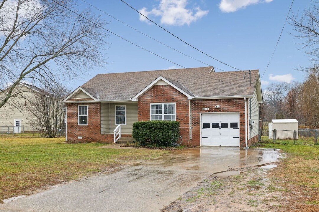 1016 Summerhaven Rd in Clarksville, TN - Building Photo