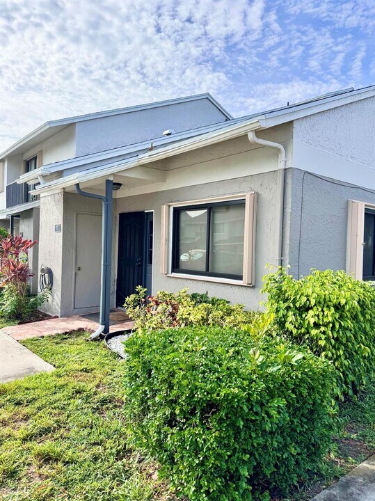 2001 Wharf Ln in Greenacres, FL - Building Photo